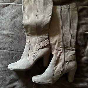 A2 gray/silver heeled boots size 11